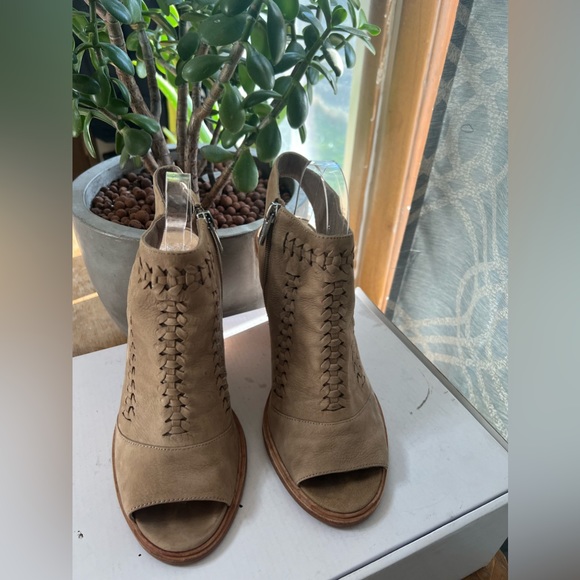 VINCE CAMUTO Katri Leather Woven Ankle Bootie - Size 9.5 - Picture 8 of 11